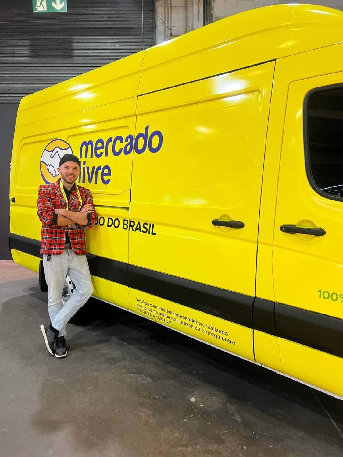 Николай Рапаев у фургона Mercado Livre на отраслевом мероприятии